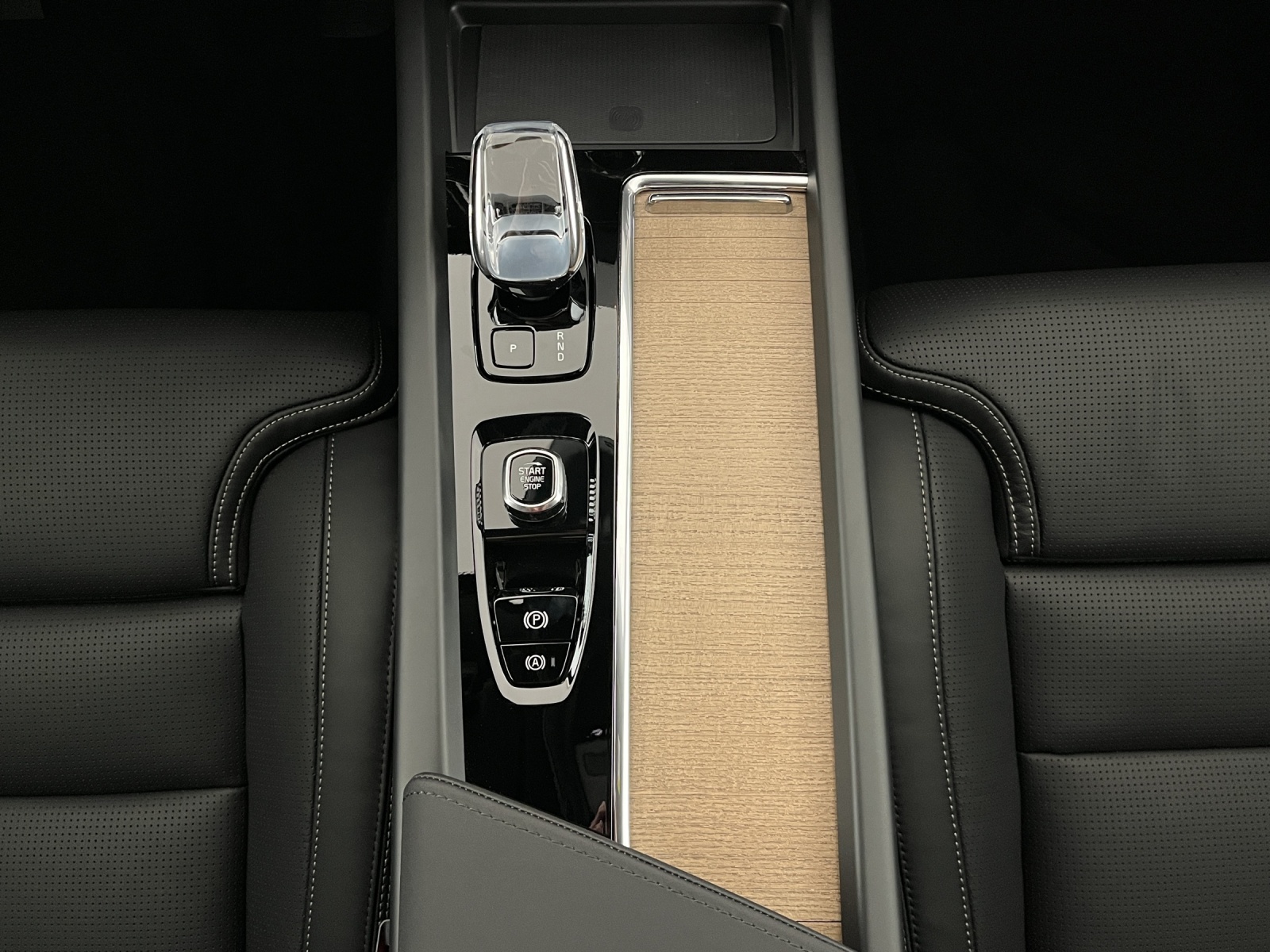VOLVO XC60 2.0 T8 TE Ultra Dark eAWD-image-14