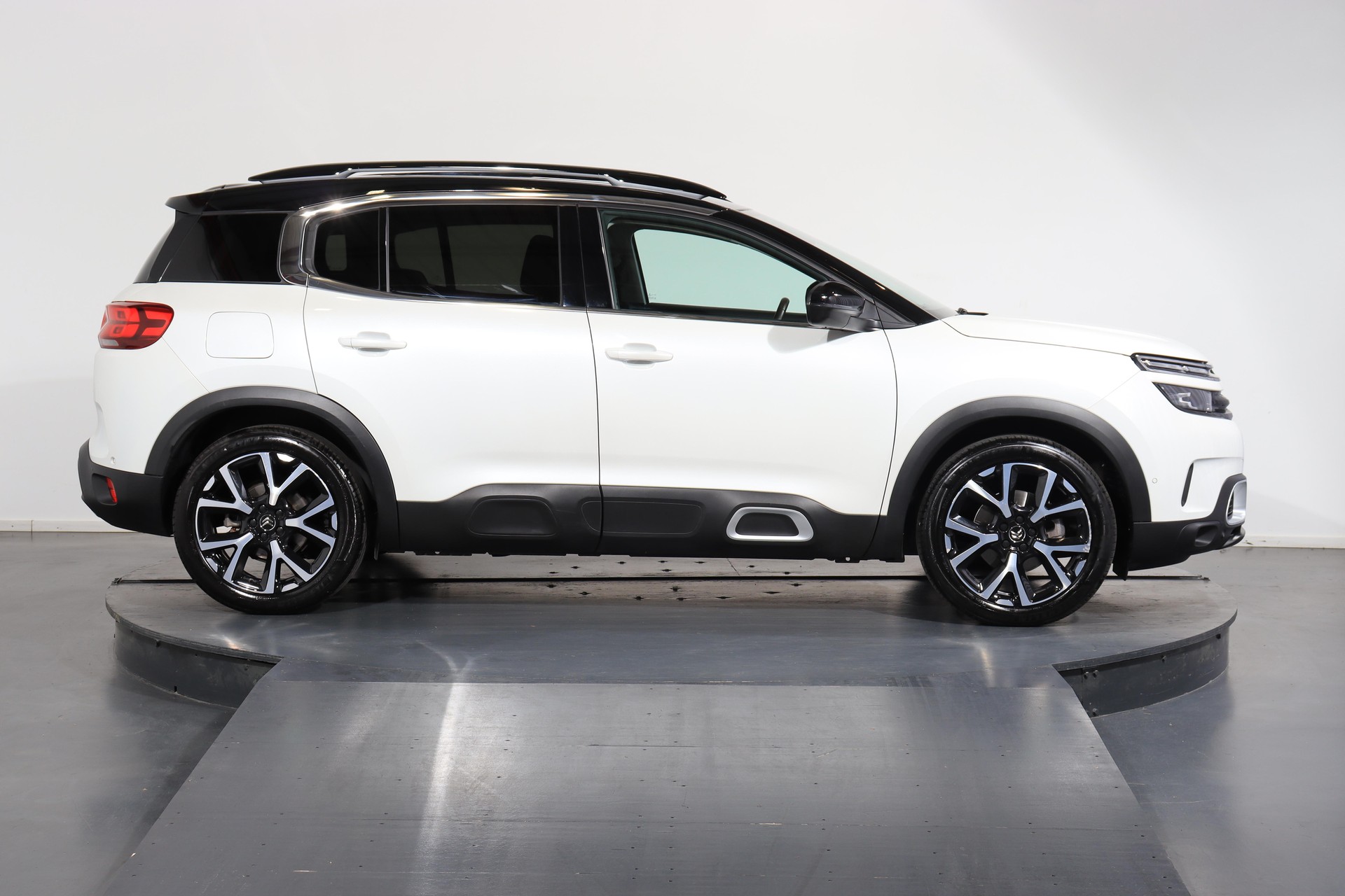 CITROEN C5 Aircross 1.6 PureTech Shine-image-1