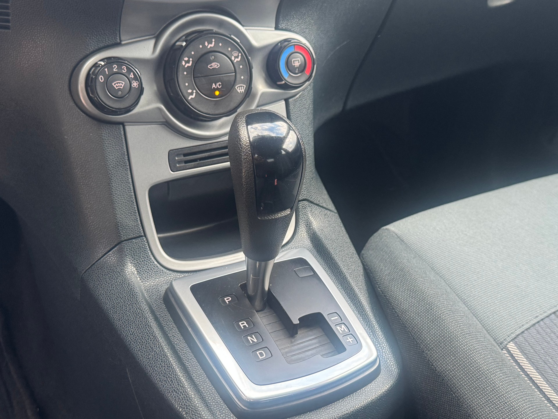 FORD Fiesta 1.4 16V Trend Automatic-image-12
