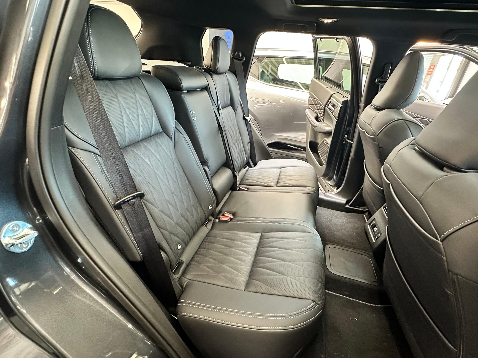 MITSUBISHI Outlander 2.4 PHEV Sport 4x4-image-14