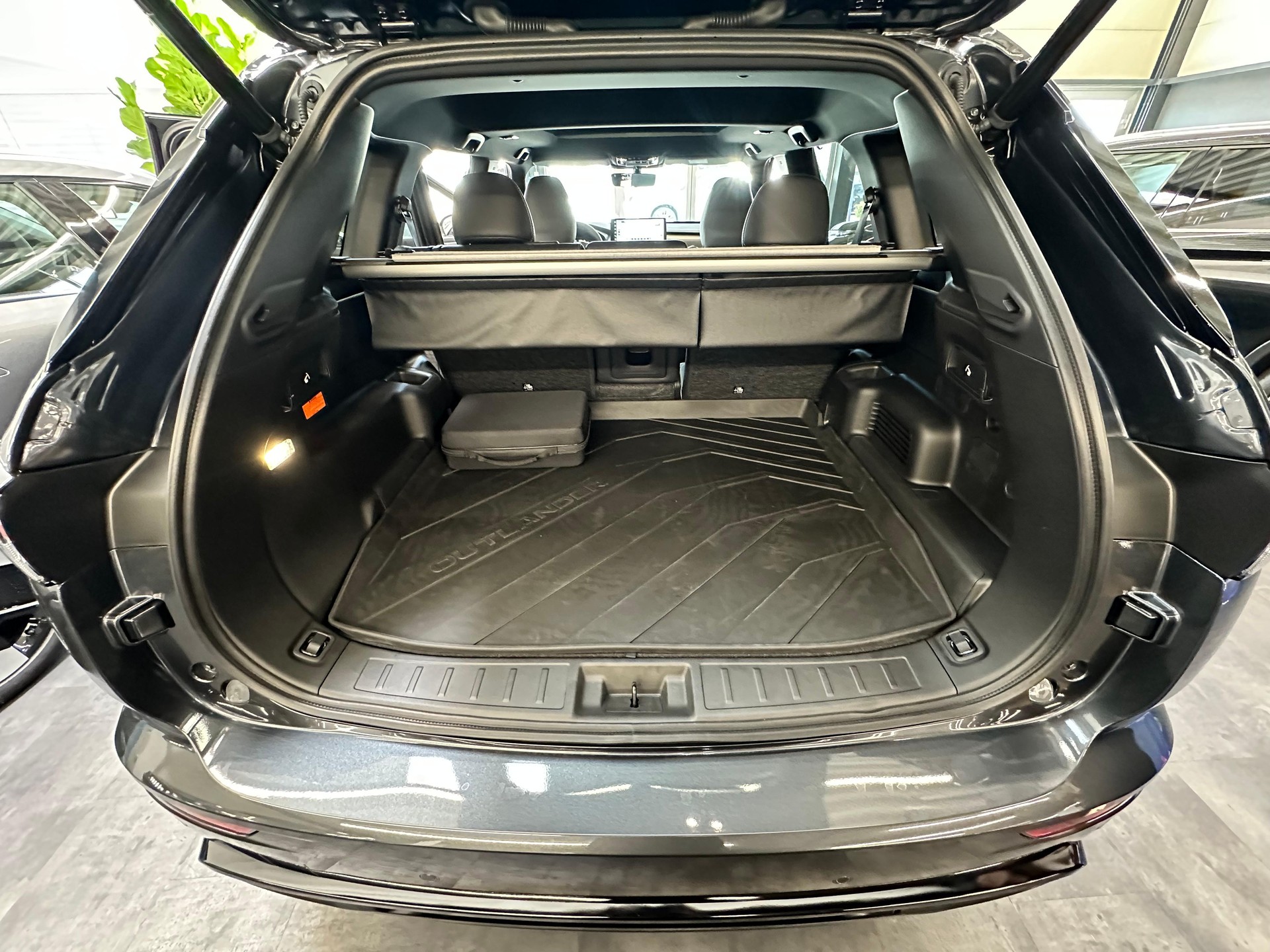 MITSUBISHI Outlander 2.4 PHEV Sport 4x4-image-13