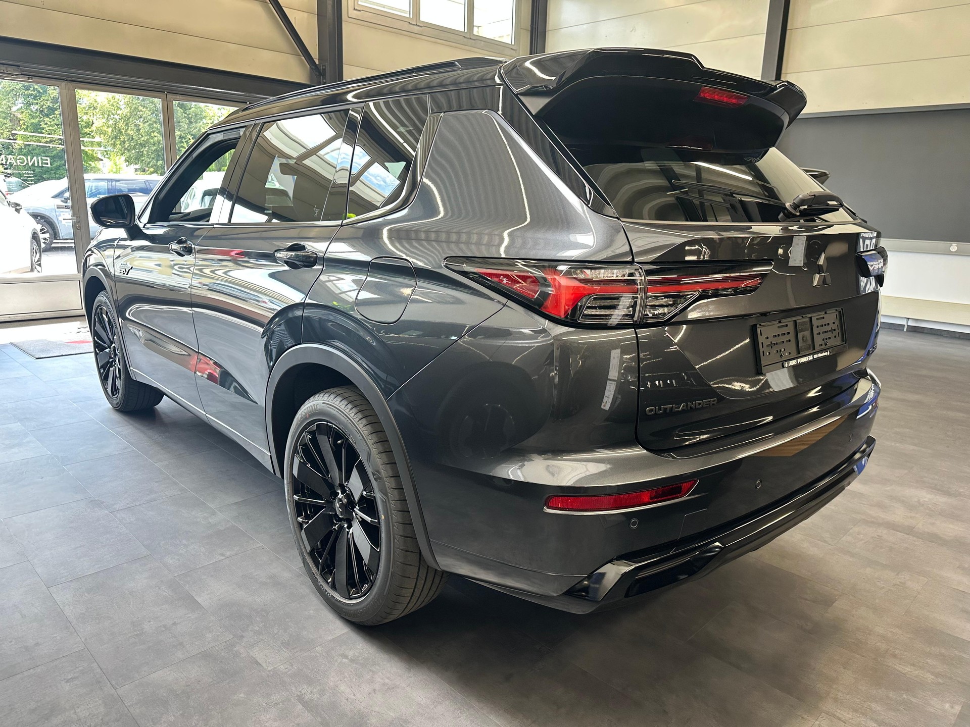 MITSUBISHI Outlander 2.4 PHEV Sport 4x4-image-1
