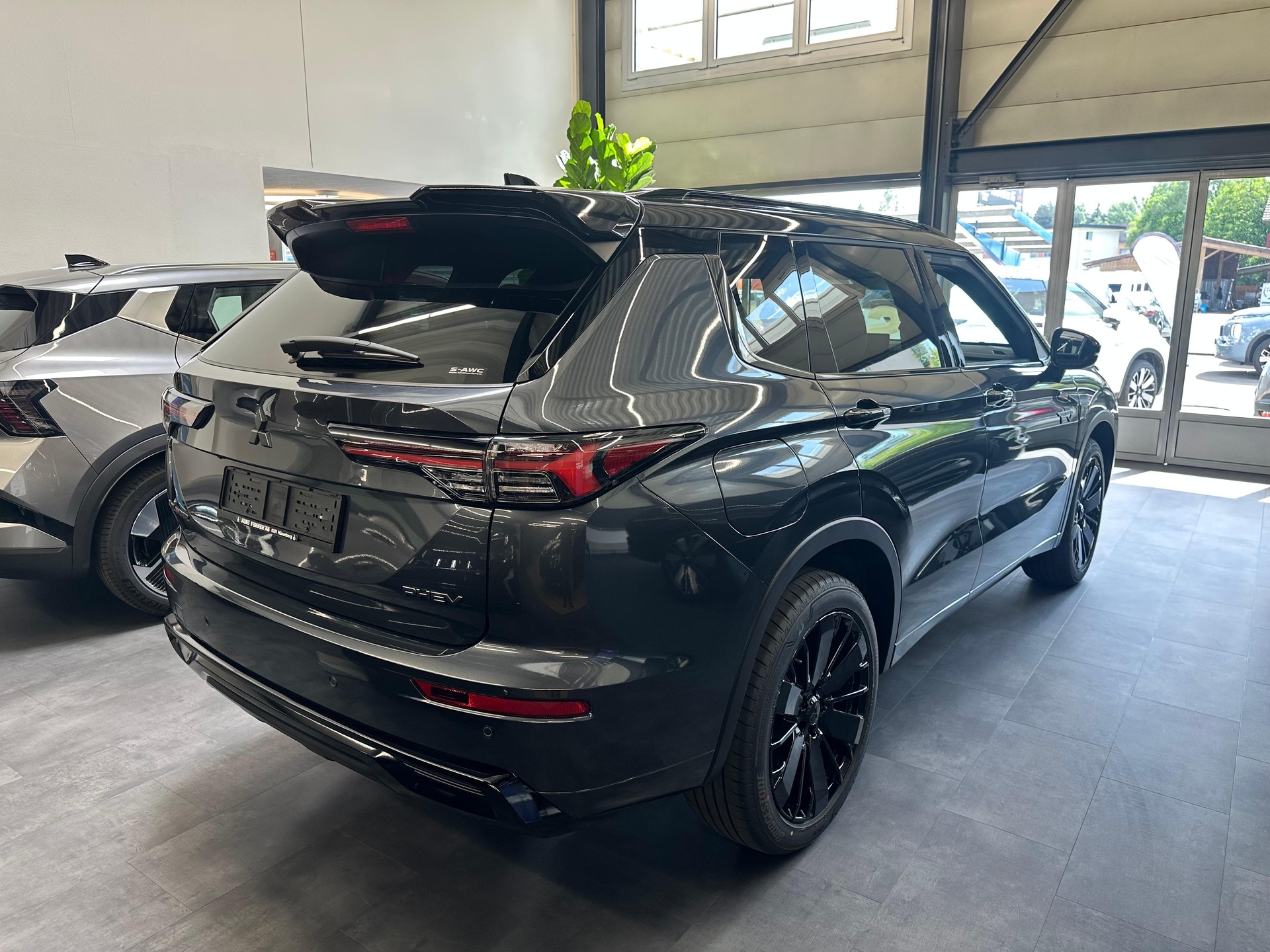 MITSUBISHI Outlander 2.4 PHEV Sport 4x4-image-2