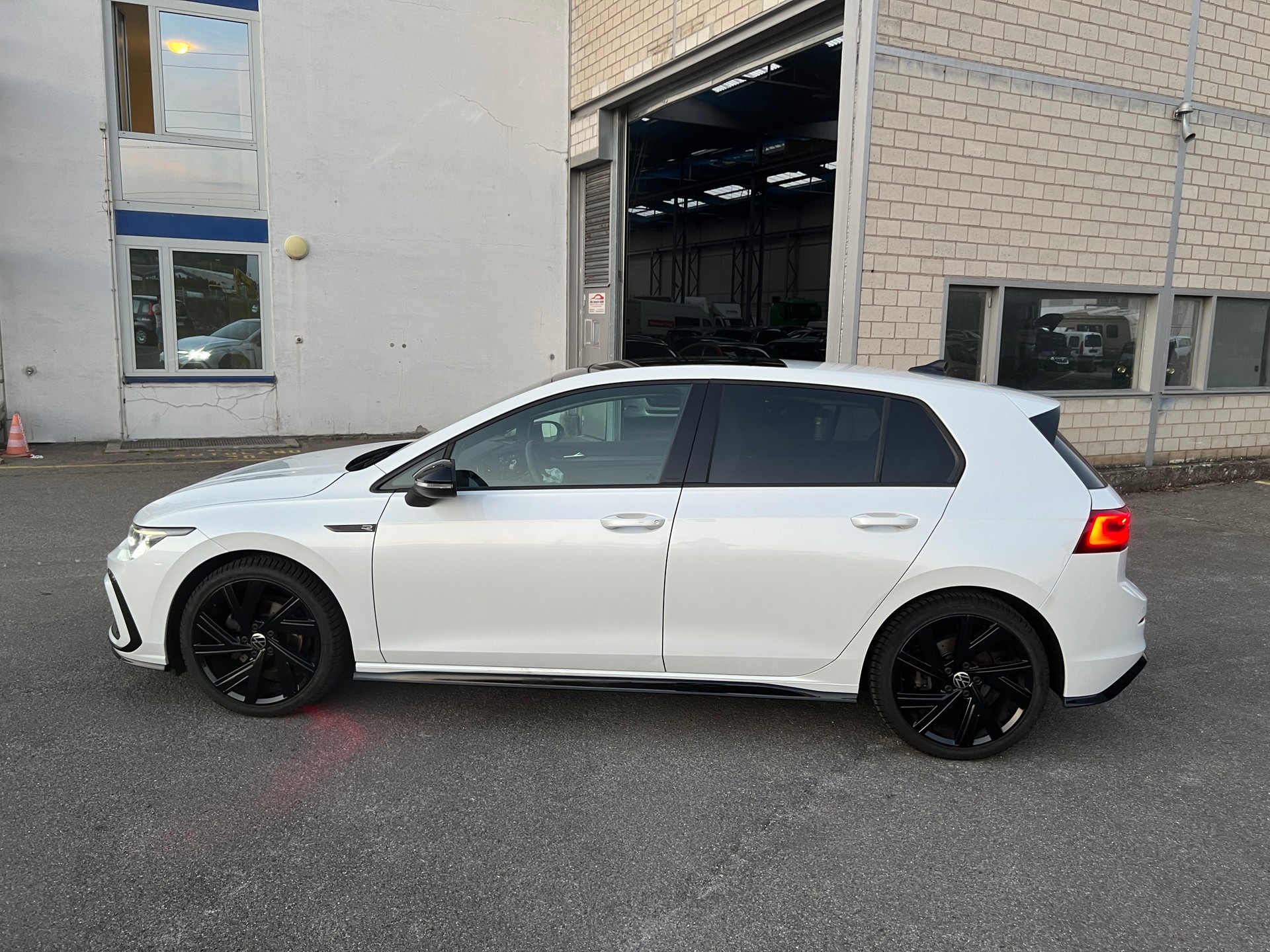 VW Golf 1.5 eTSI mHEV ACT R-Line DSG-image-7