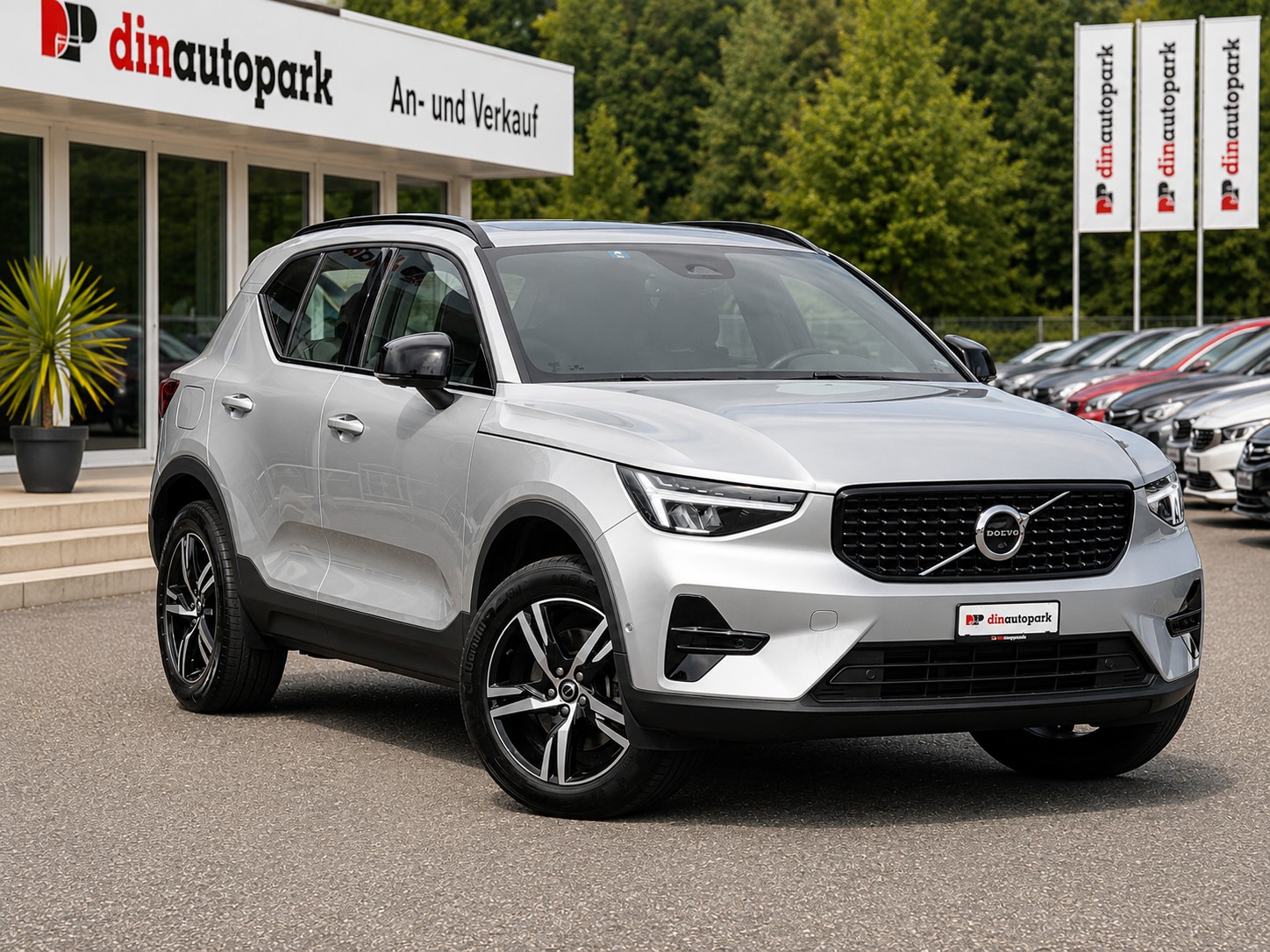 VOLVO XC40 B4 Benzin Mild Hybrid AWD Plus Dark DCT * CH-Fahrzeug * Inkl. 1 Jahr Garanite *-showroom-element-2
