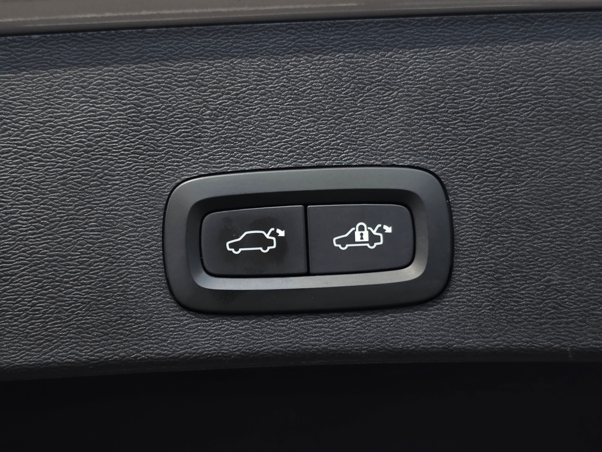 VOLVO XC40 B4 Benzin Mild Hybrid AWD Plus Dark DCT * CH-Fahrzeug * Inkl. 1 Jahr Garanite *-image-24