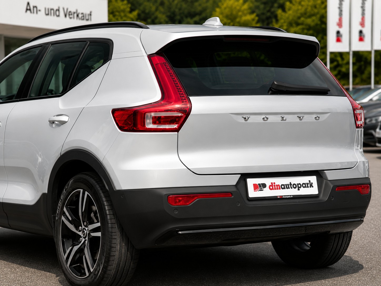VOLVO XC40 B4 Benzin Mild Hybrid AWD Plus Dark DCT * CH-Fahrzeug * Inkl. 1 Jahr Garanite *-image-6