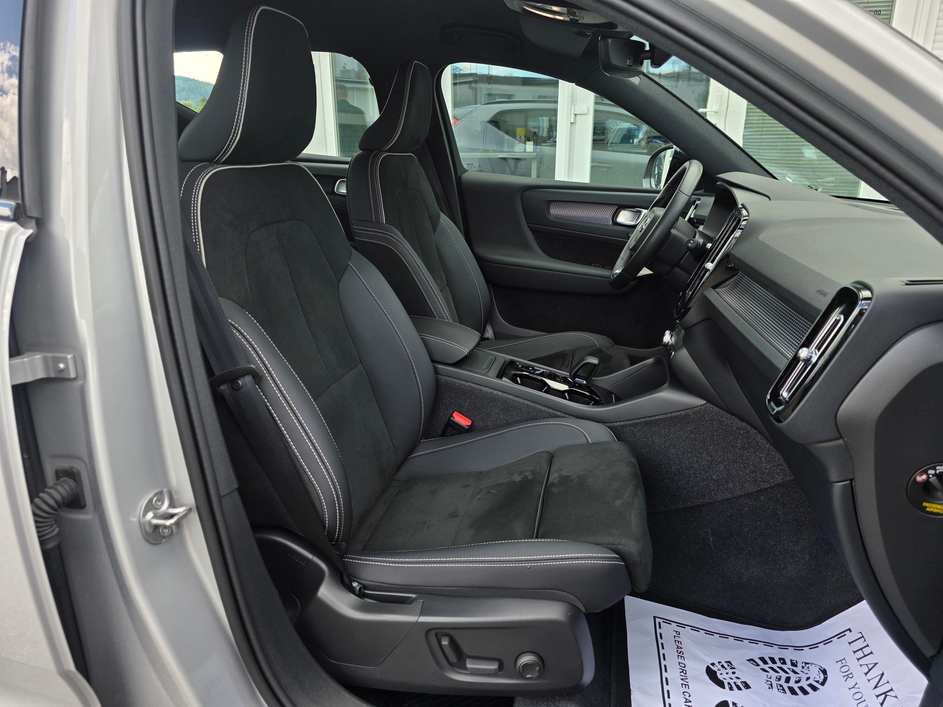 VOLVO XC40 B4 Benzin Mild Hybrid AWD Plus Dark DCT * CH-Fahrzeug * Inkl. 1 Jahr Garanite *-image-20