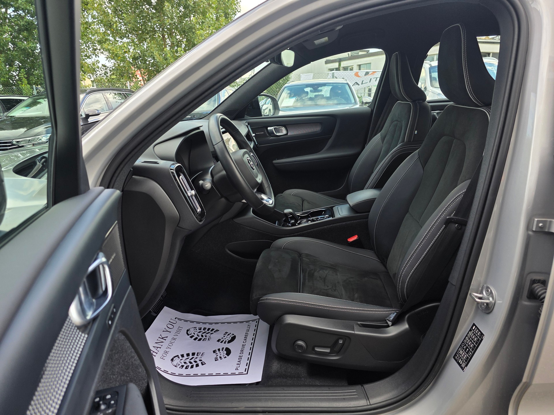 VOLVO XC40 B4 Benzin Mild Hybrid AWD Plus Dark DCT * CH-Fahrzeug * Inkl. 1 Jahr Garanite *-image-7