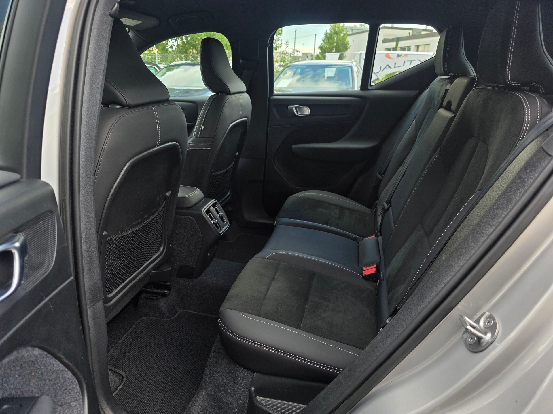 VOLVO XC40 B4 Benzin Mild Hybrid AWD Plus Dark DCT * CH-Fahrzeug * Inkl. 1 Jahr Garanite *-image-23