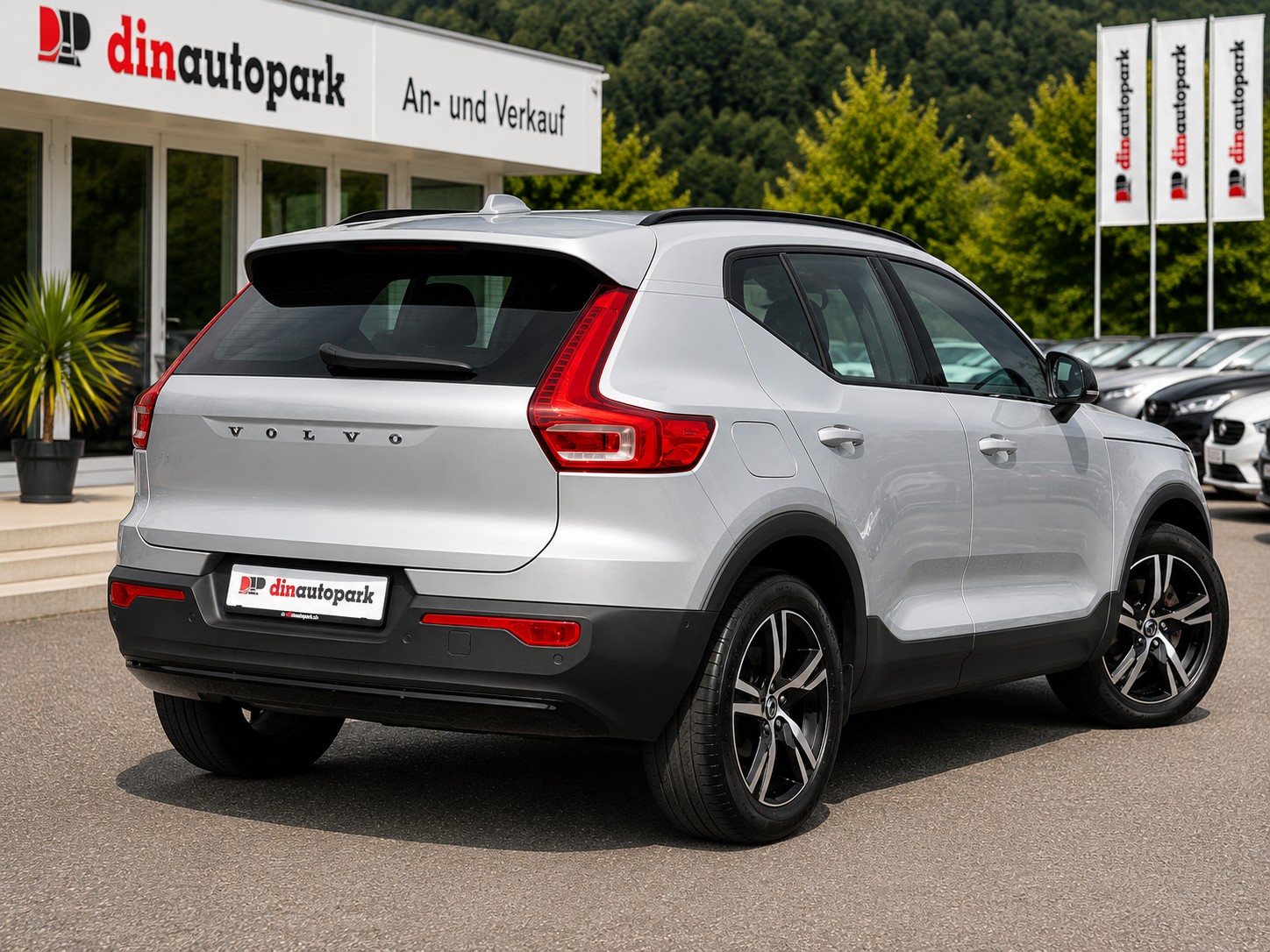 VOLVO XC40 B4 Benzin Mild Hybrid AWD Plus Dark DCT * CH-Fahrzeug * Inkl. 1 Jahr Garanite *-image-4