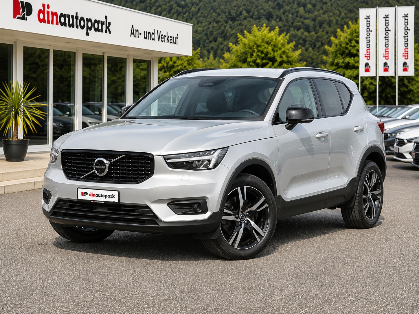 VOLVO XC40 B4 Benzin Mild Hybrid AWD Plus Dark DCT * CH-Fahrzeug * Inkl. 1 Jahr Garanite *