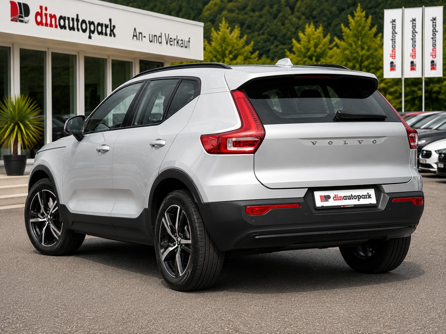 VOLVO XC40 B4 Benzin Mild Hybrid AWD Plus Dark DCT * CH-Fahrzeug * Inkl. 1 Jahr Garanite *-image-5