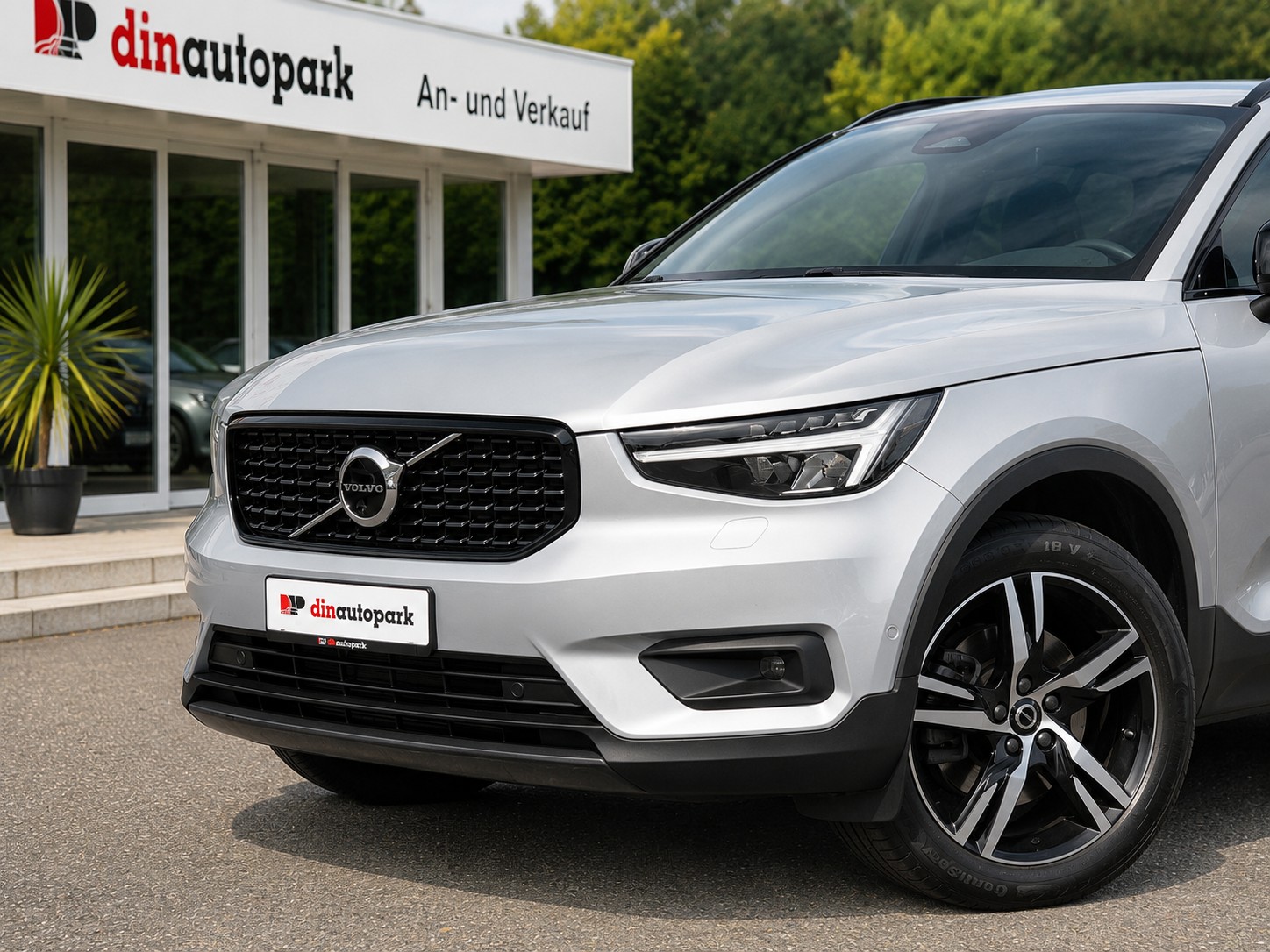 VOLVO XC40 B4 Benzin Mild Hybrid AWD Plus Dark DCT * CH-Fahrzeug * Inkl. 1 Jahr Garanite *-showroom-element-1