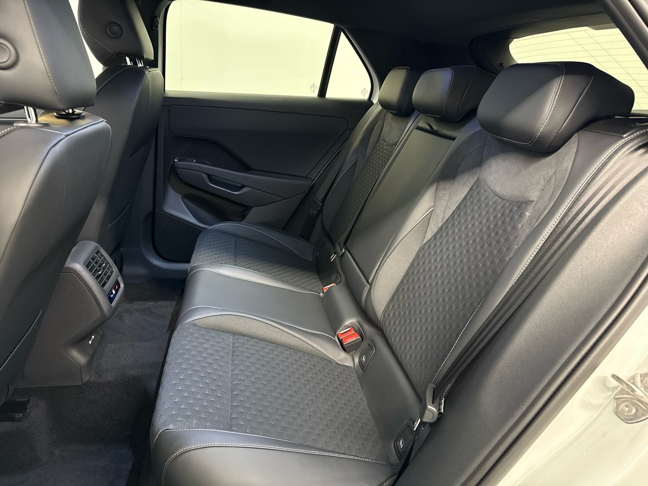VW T-Roc 1.5 eTSI mHEV R-Line DSG-image-12