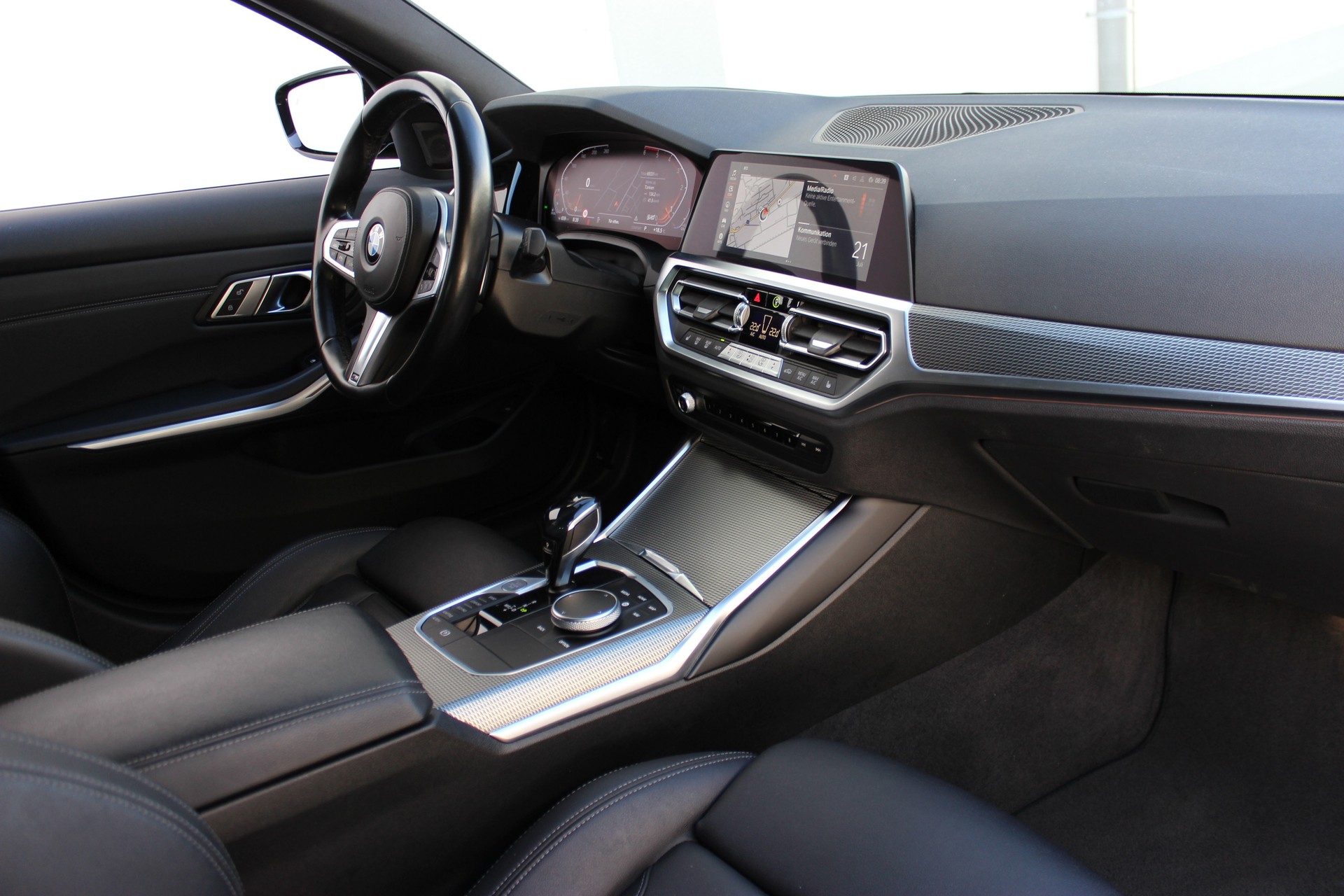 BMW 320d xDrive 48V Touring M SPORTPAKET-image-17