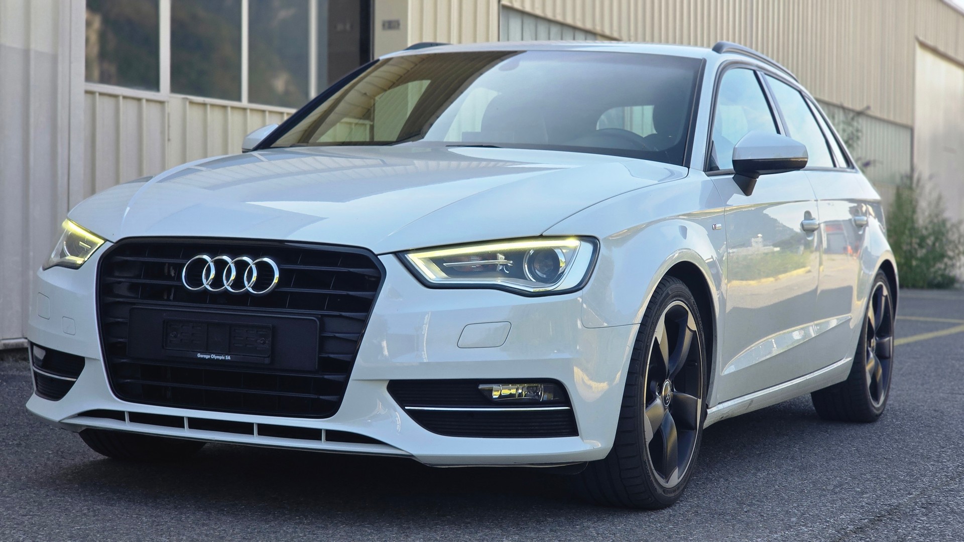 AUDI A3 Sportback 1.4 TFSI Ambiente S-tronic-image-2