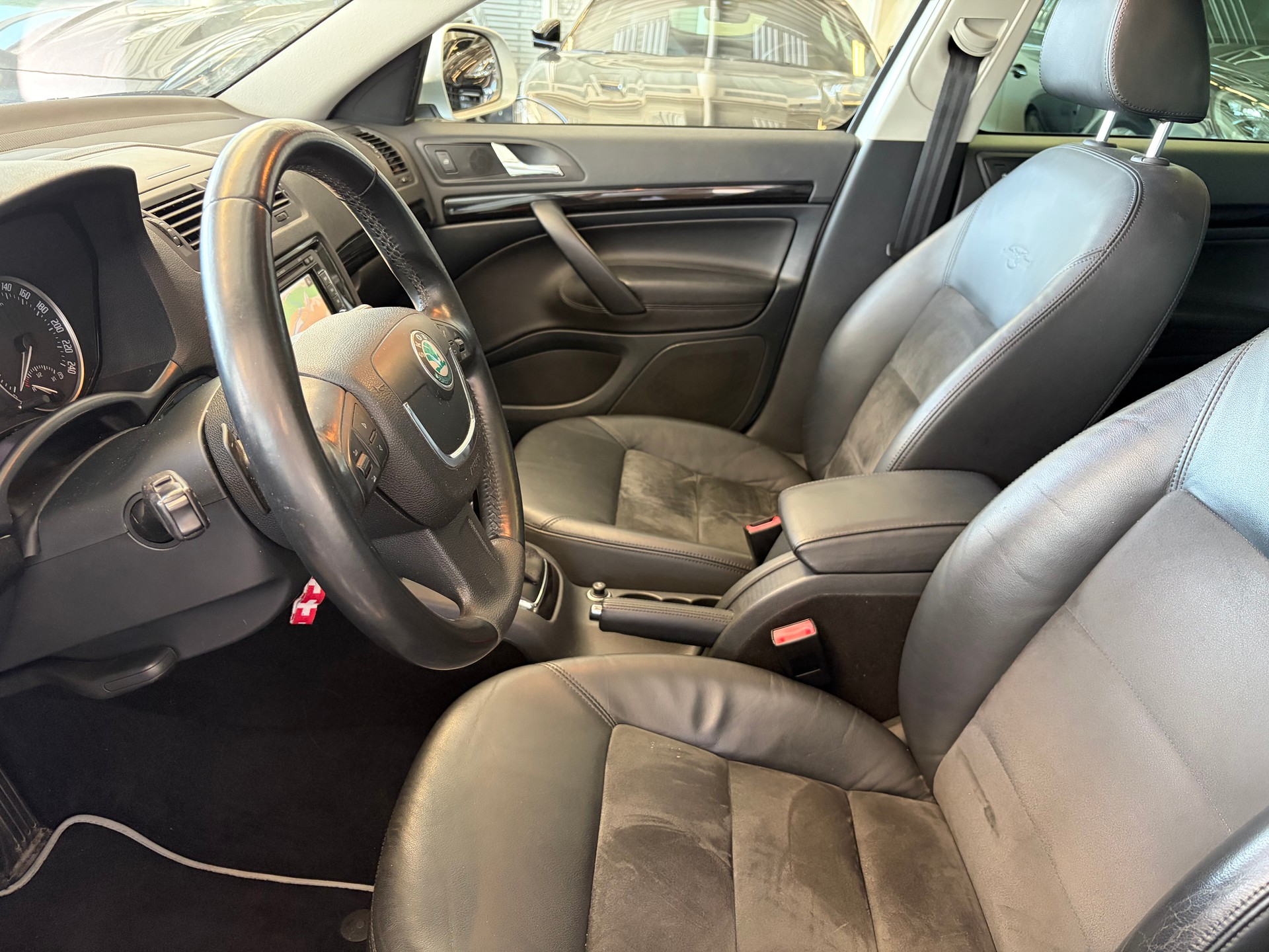 SKODA Octavia Combi 1.8 TSI Laurin & Klement DSG | CH | Alcantara-Leder | Schiebedach | Memory | Navi Columbus |-image-11