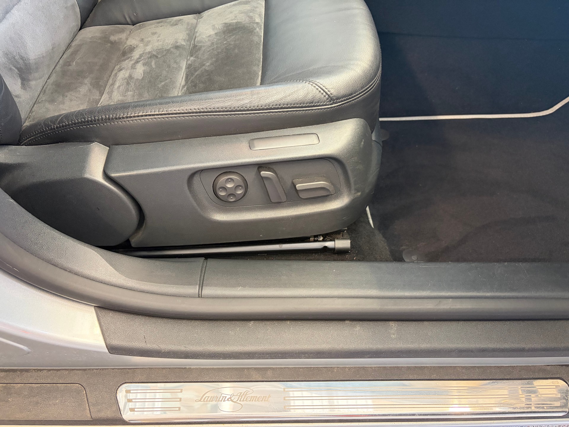 SKODA Octavia Combi 1.8 TSI Laurin & Klement DSG | CH | Alcantara-Leder | Schiebedach | Memory | Navi Columbus |-image-27