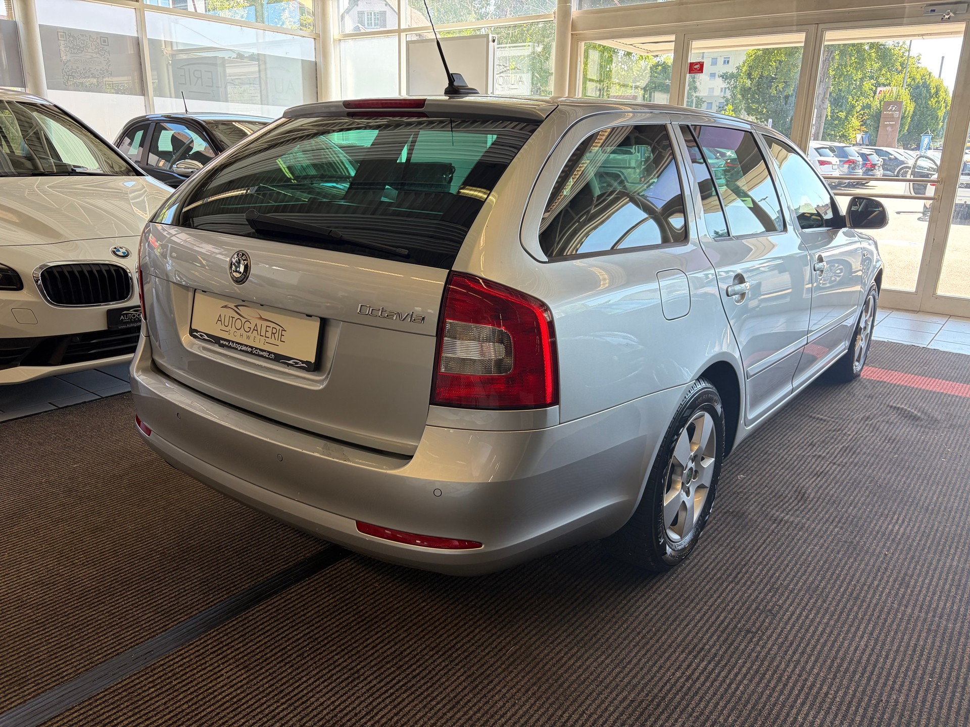 SKODA Octavia Combi 1.8 TSI Laurin & Klement DSG | CH | Alcantara-Leder | Schiebedach | Memory | Navi Columbus |-image-23