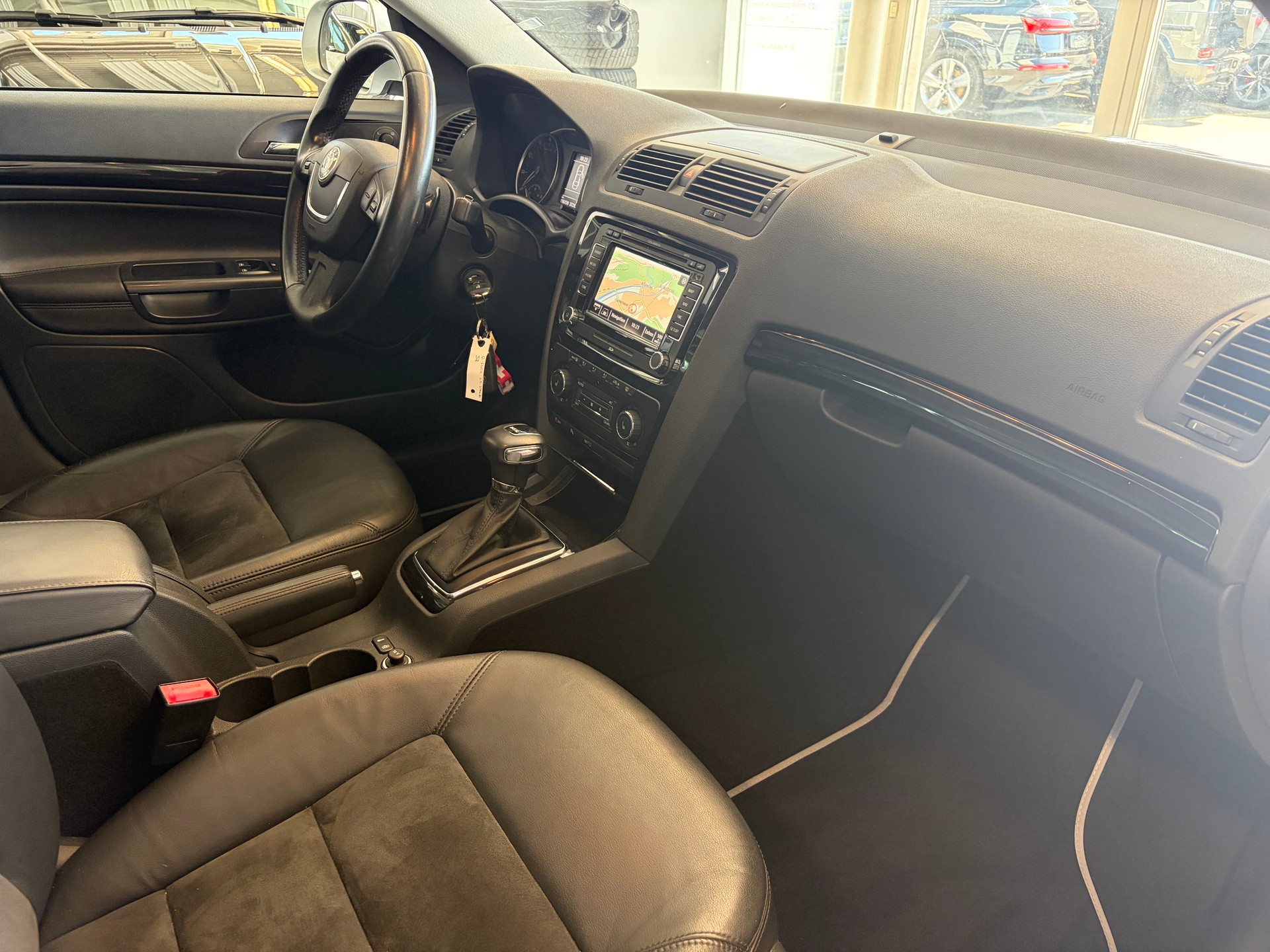 SKODA Octavia Combi 1.8 TSI Laurin & Klement DSG | CH | Alcantara-Leder | Schiebedach | Memory | Navi Columbus |-image-25