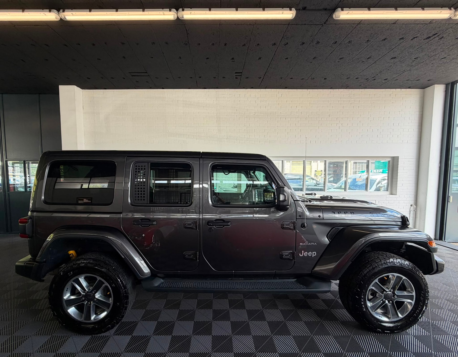 JEEP Wrangler 2.0 Unlimited Sahara Automatic-image-1