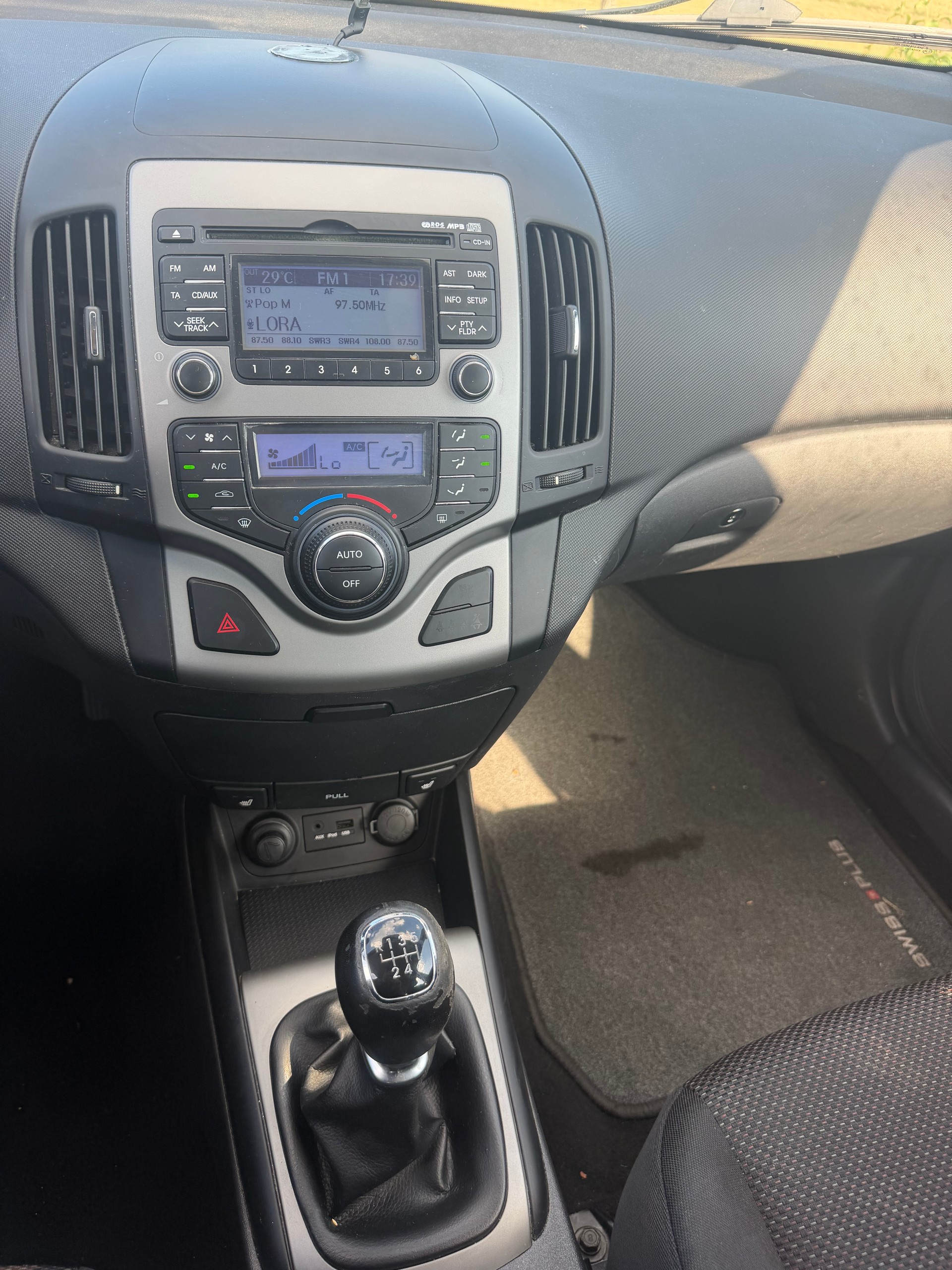 HYUNDAI i30 1.6 CRDi Swiss Plus Edition-image-10