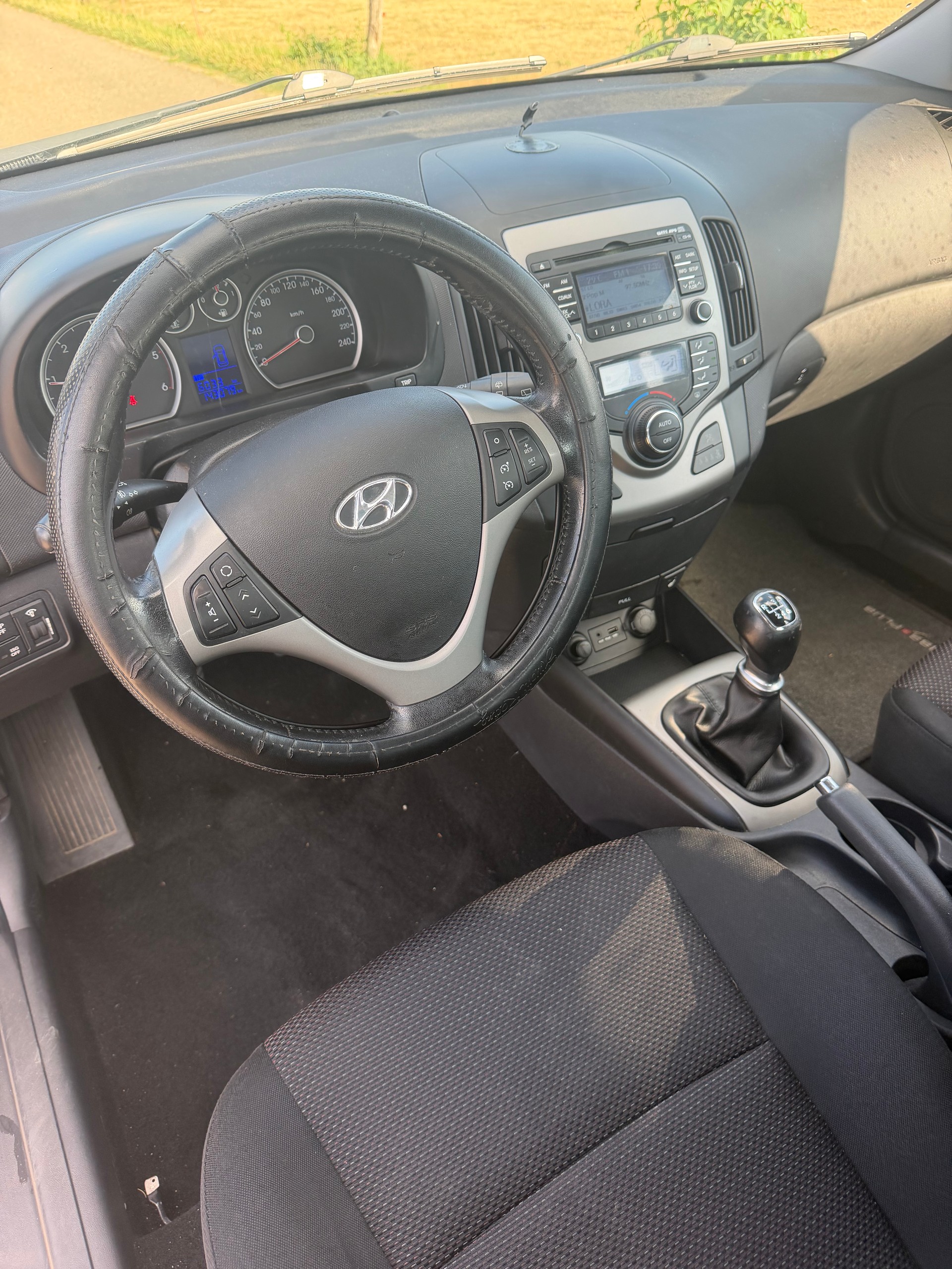 HYUNDAI i30 1.6 CRDi Swiss Plus Edition-image-9