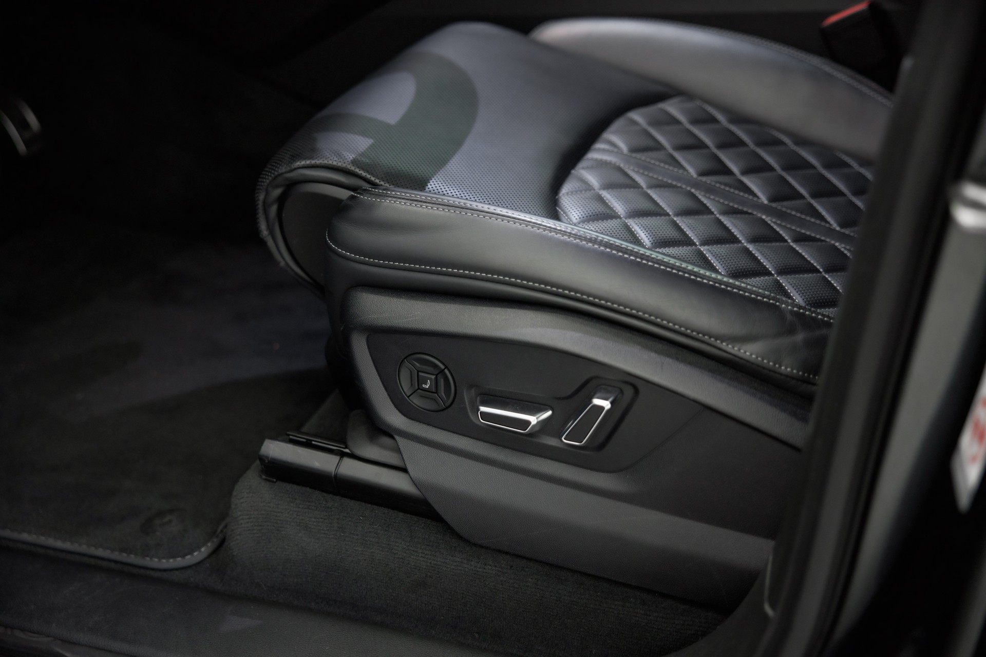 AUDI SQ7 TFSI quattro tiptronic-image-24