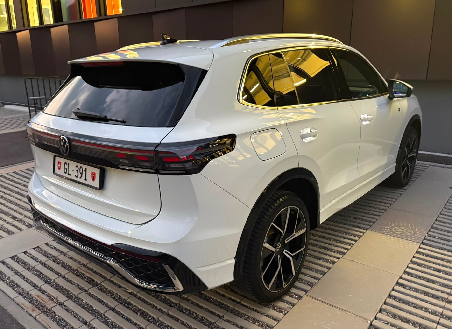 VW 2.0 TDI SCR R-Line DSG 4motion-image-1