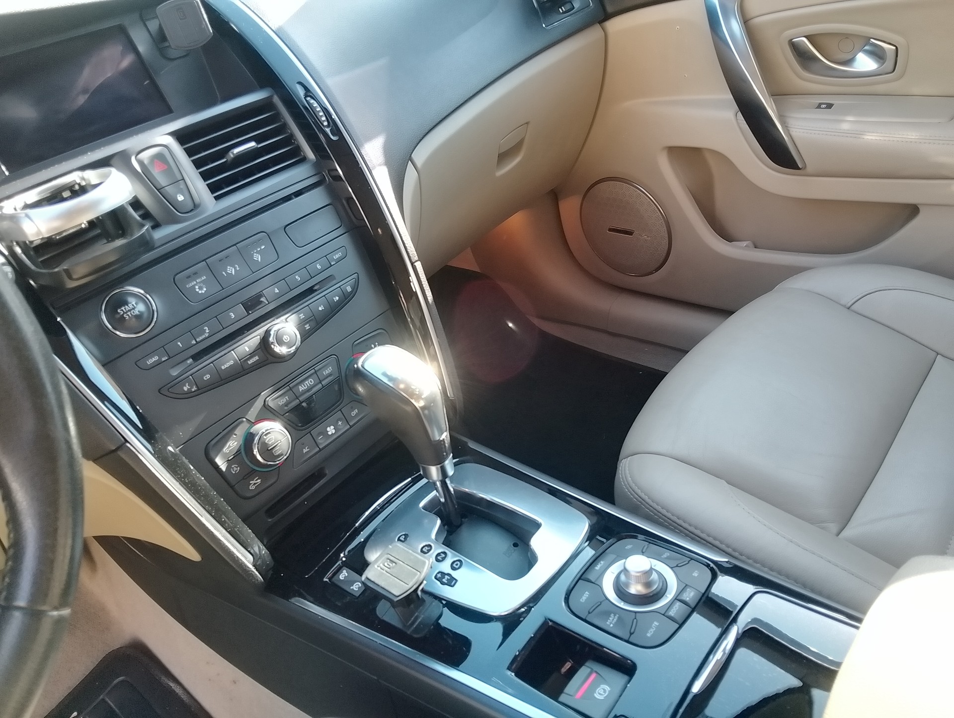 RENAULT Latitude 3.0 dCi Initiale active-shift-image-13