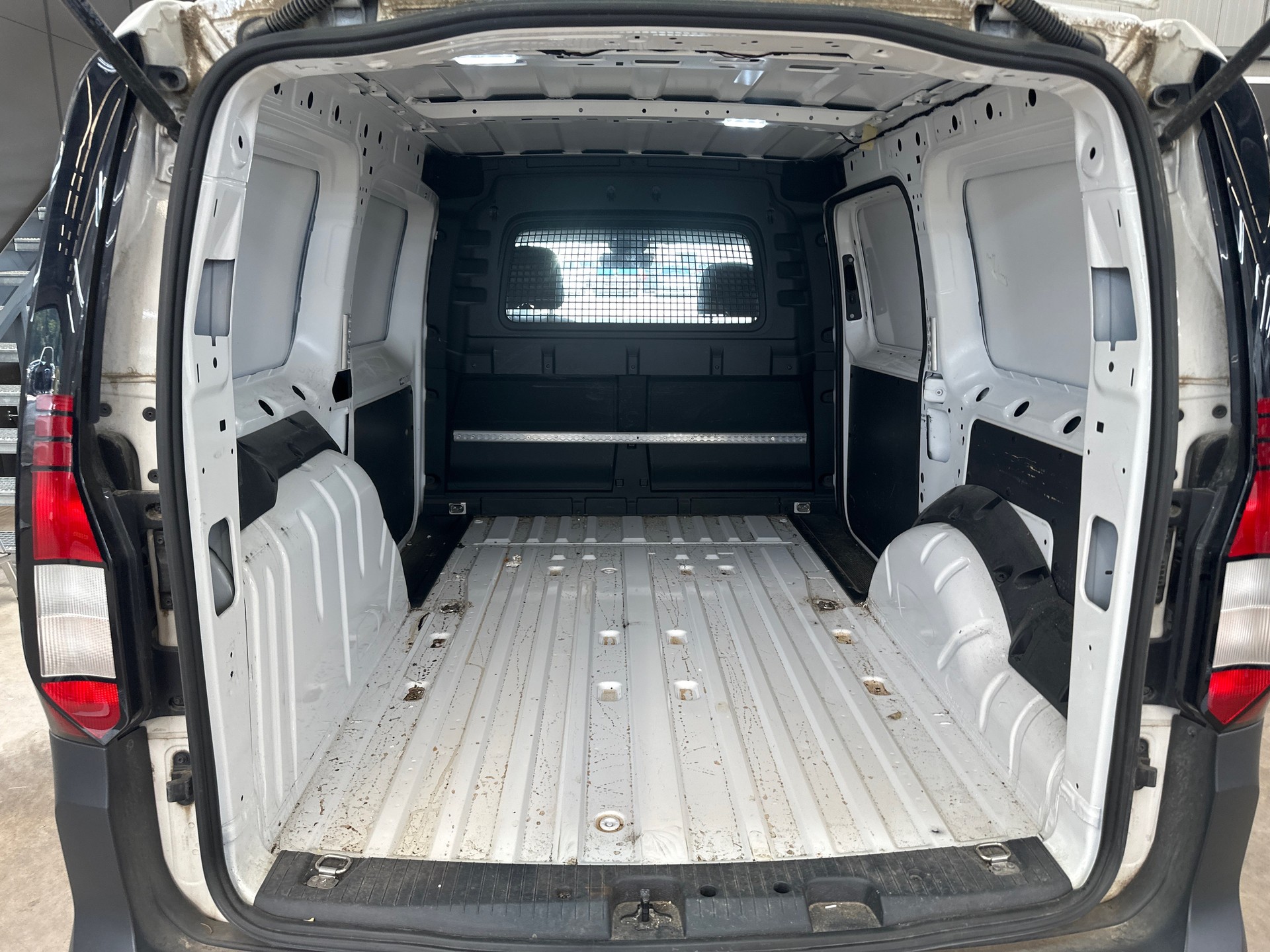 VW Caddy Cargo 2.0TDI Maxi 4Motion-image-3