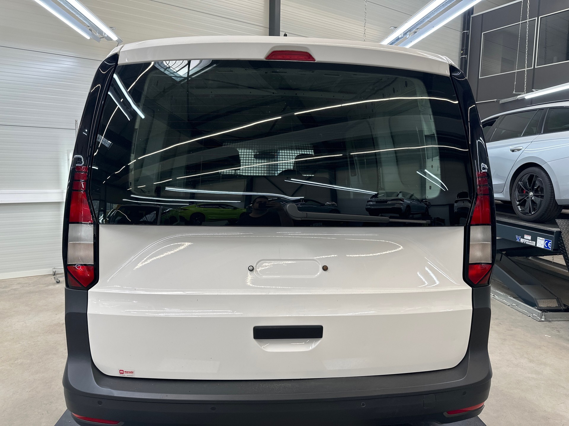 VW Caddy Cargo 2.0TDI Maxi 4Motion-image-2