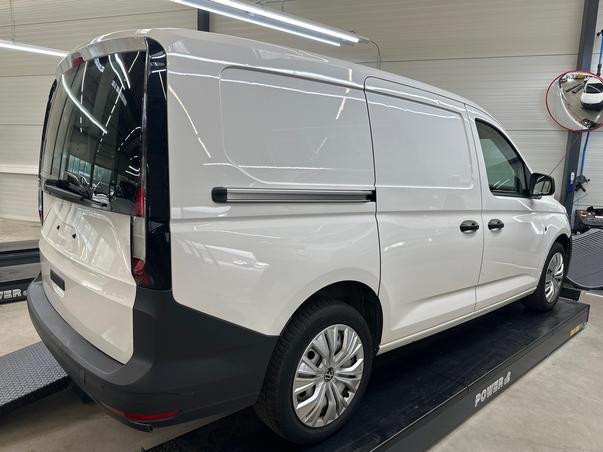 VW Caddy Cargo 2.0TDI Maxi 4Motion-image-1