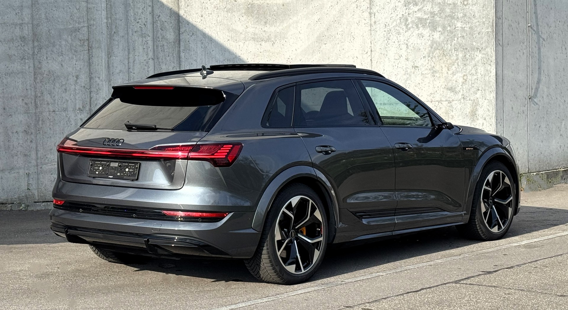 AUDI e-tron S quattro Sehr gepflegt | 8J/160.000km Garantie auf die H-Li-I-Batterie | Gratis Service-image-13