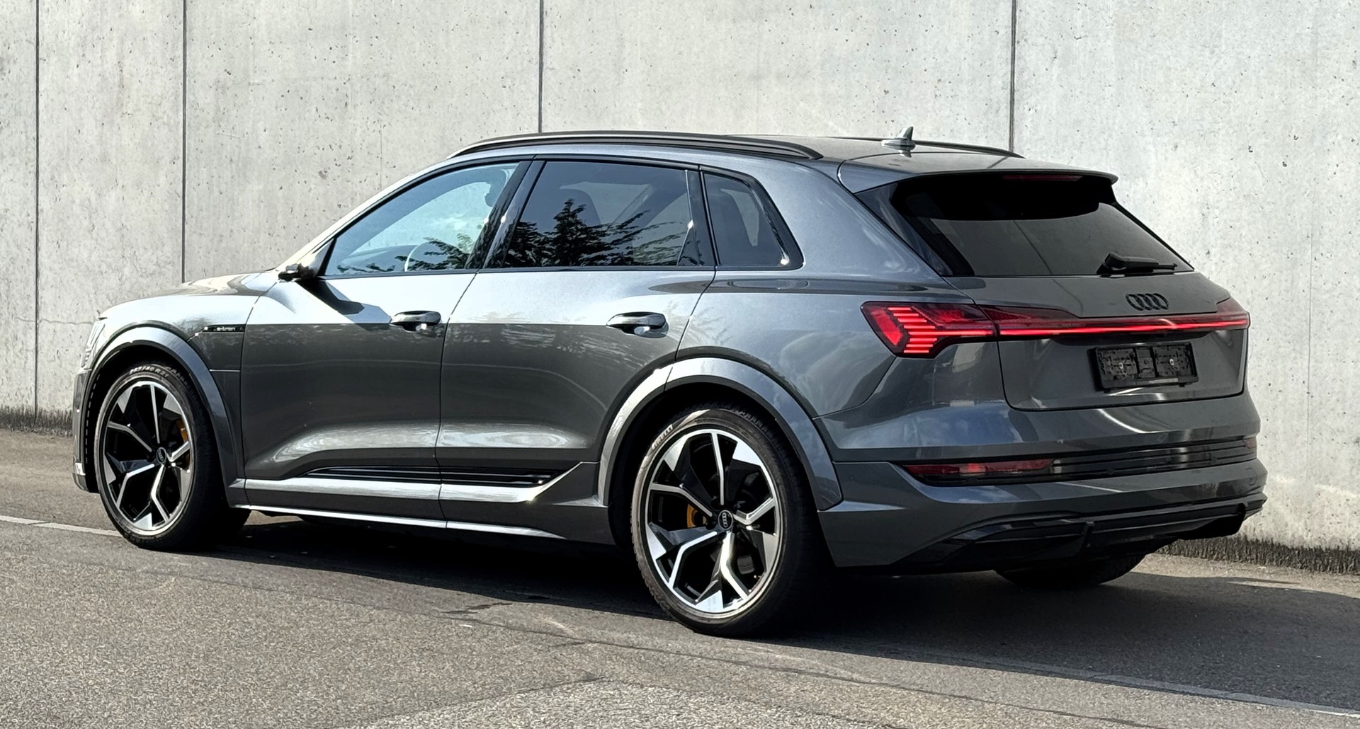 AUDI e-tron S quattro Sehr gepflegt | 8J/160.000km Garantie auf die H-Li-I-Batterie | Gratis Service-image-4