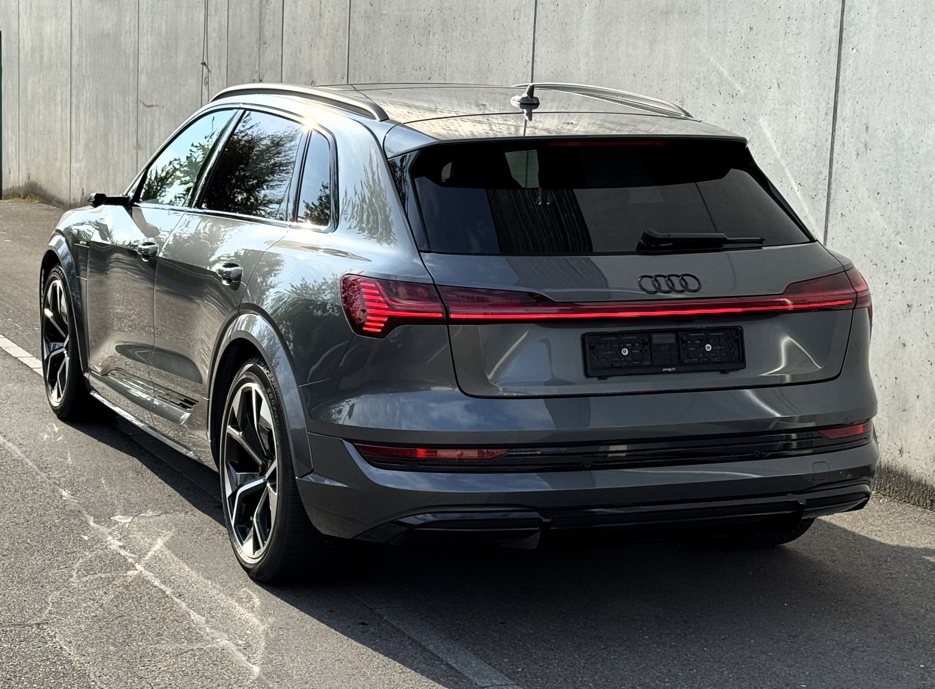 AUDI e-tron S quattro Sehr gepflegt | 8J/160.000km Garantie auf die H-Li-I-Batterie | Gratis Service-image-3