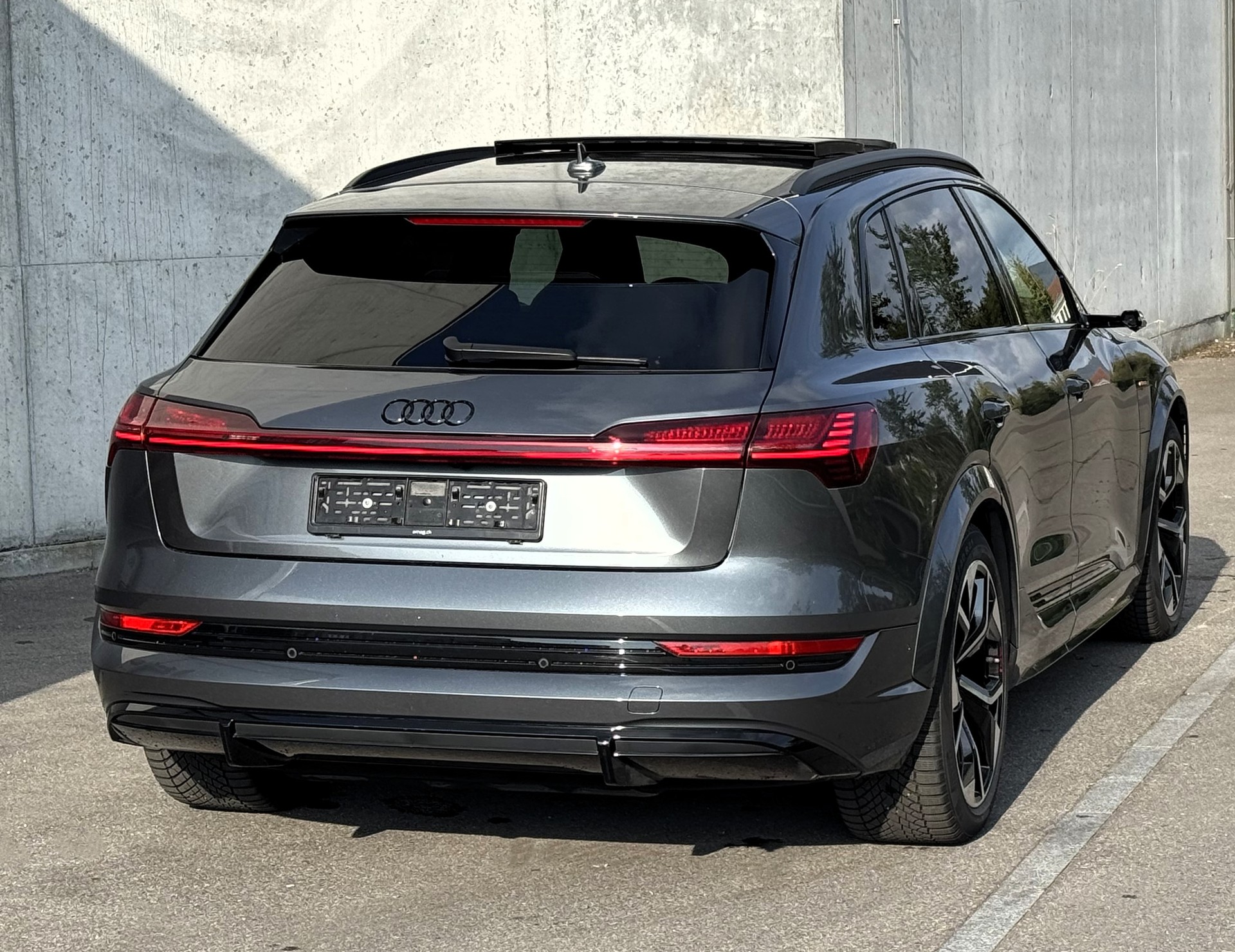 AUDI e-tron S quattro Sehr gepflegt | 8J/160.000km Garantie auf die H-Li-I-Batterie | Gratis Service-image-12