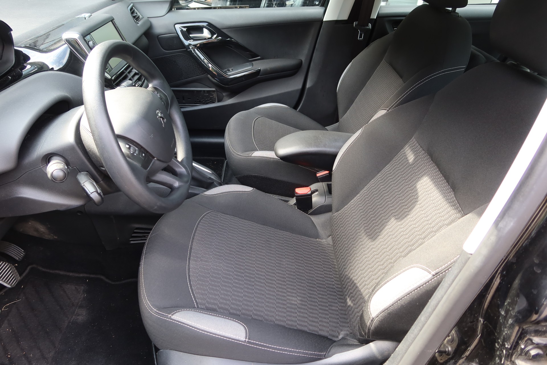 PEUGEOT 208 1.2 PureTech Active-image-6