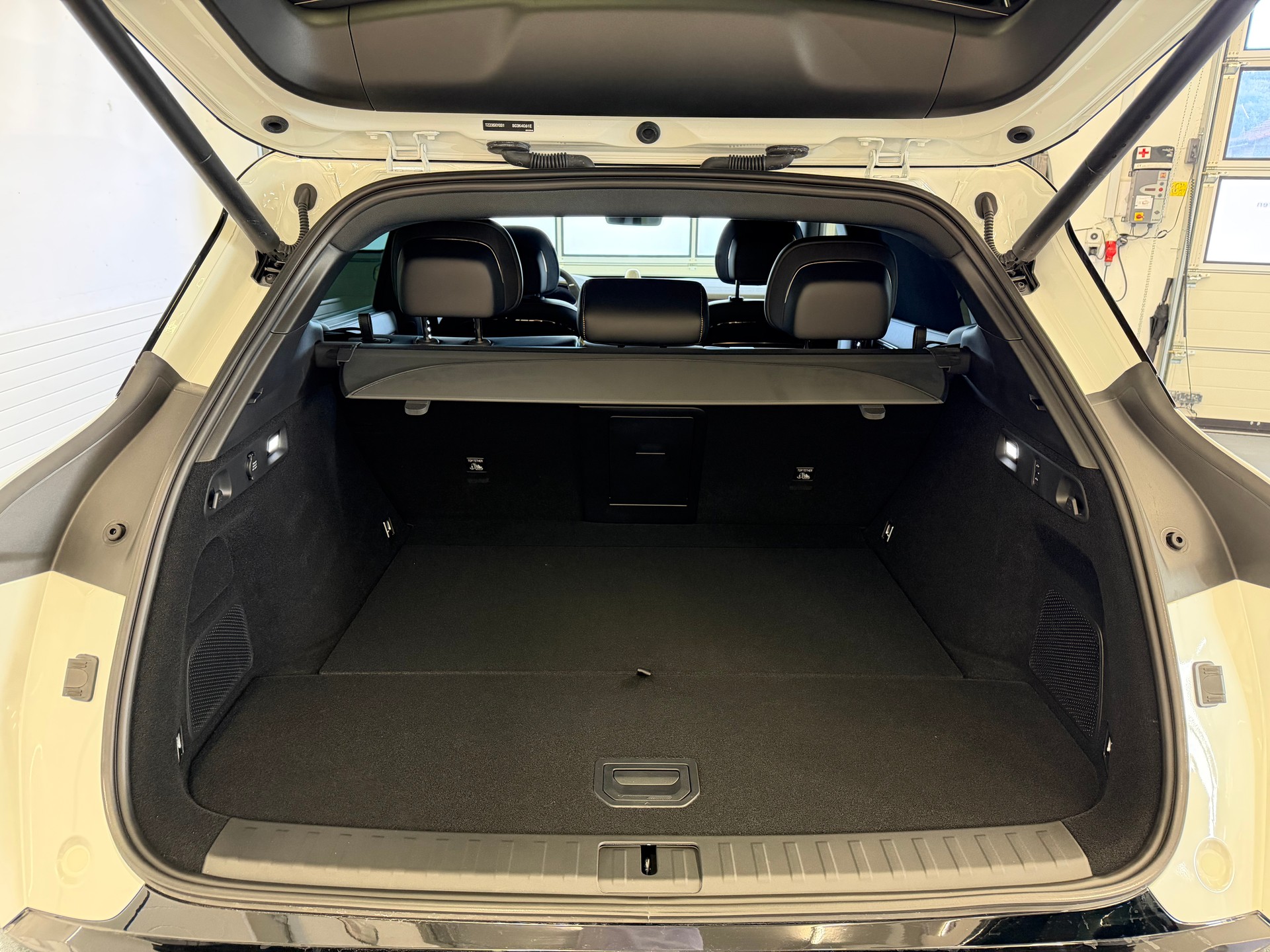 ZEEKR 7X Privilege 100kWh, Comfort & Cockpitpaket, "Crystal White" 10J / 200'000km Werksgarantie AWD-image-8