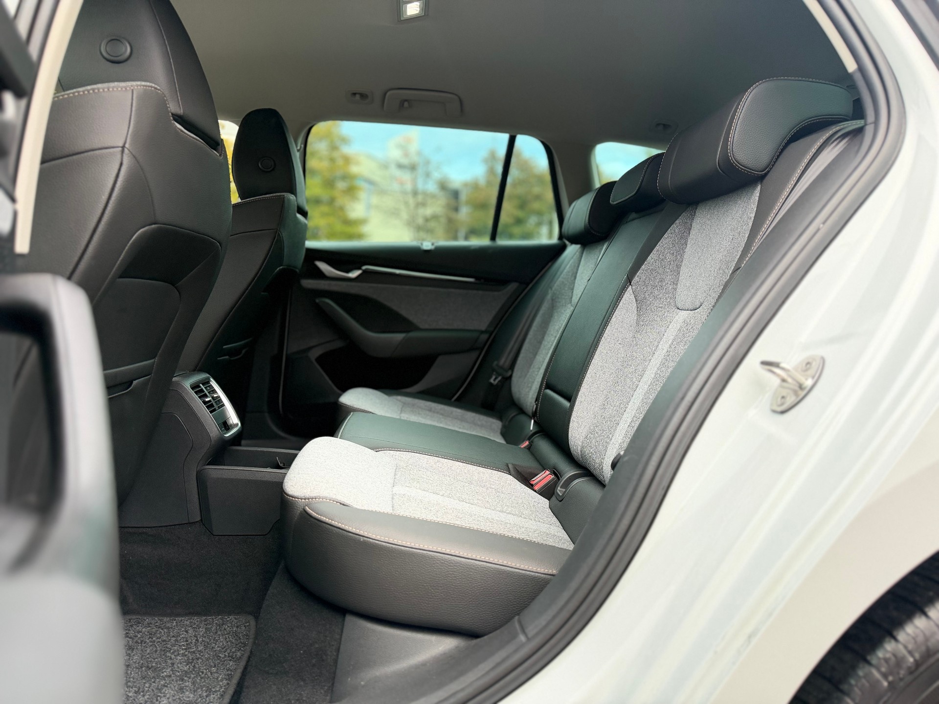 SKODA Octavia Combi 2.0 TSI DSG Selection 4x4-image-14