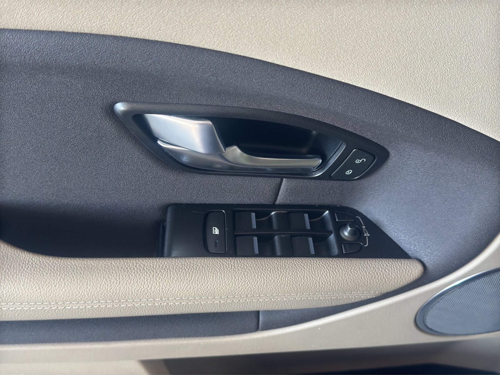 LAND ROVER Range Rover Evoque 2.0 TD4 Advantage-image-15