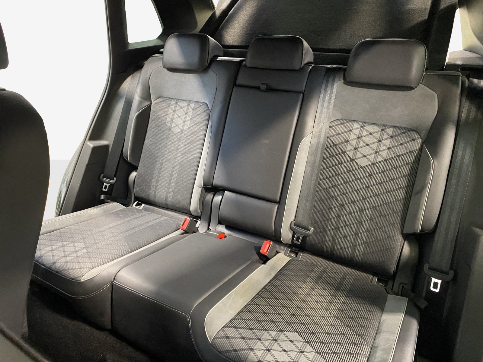 VW Tiguan 2.0 TDI SCR R-Line 4Motion DSG-image-11