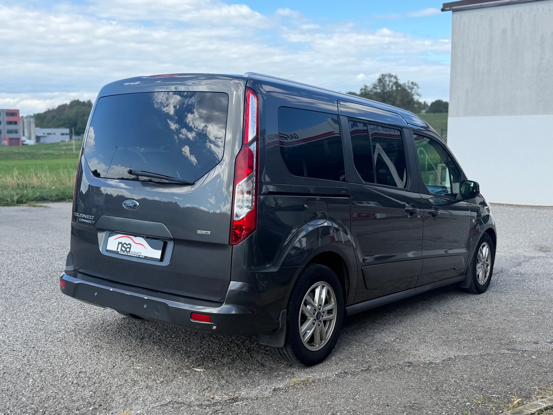 FORD Grand Tourneo Connect 1.5 EcoBlue Titanium-image-2