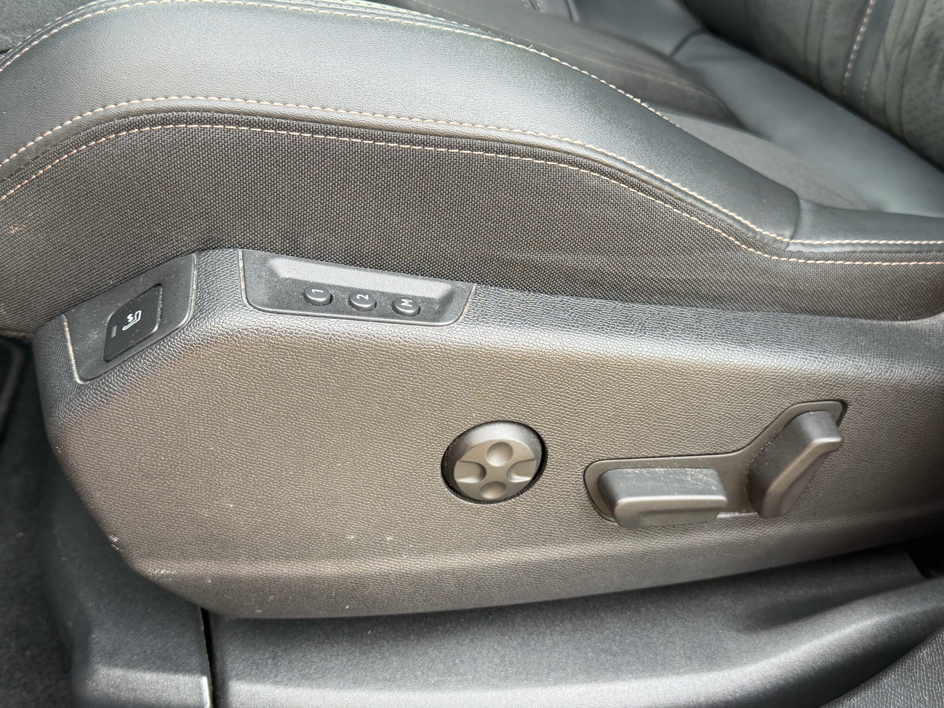 PEUGEOT 3008 1.6 PureTech GT Pack EAT8-image-9