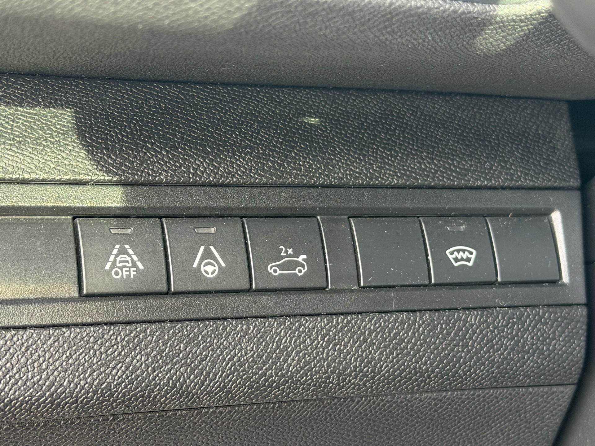 PEUGEOT 3008 1.6 PureTech GT Pack EAT8-image-16