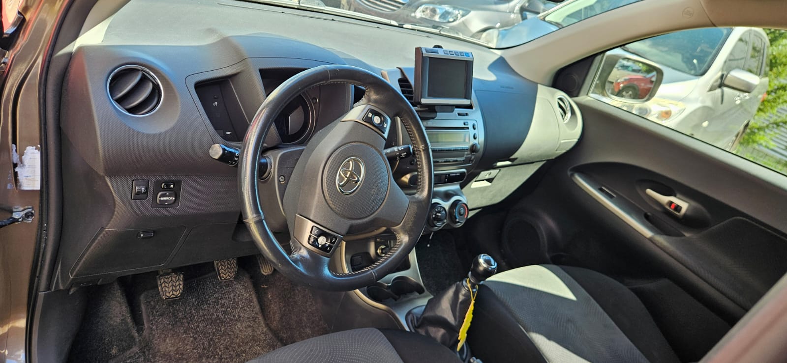 TOYOTA UrbanCruiser 1.4 D-4D Linea Sol 4WD-image-1