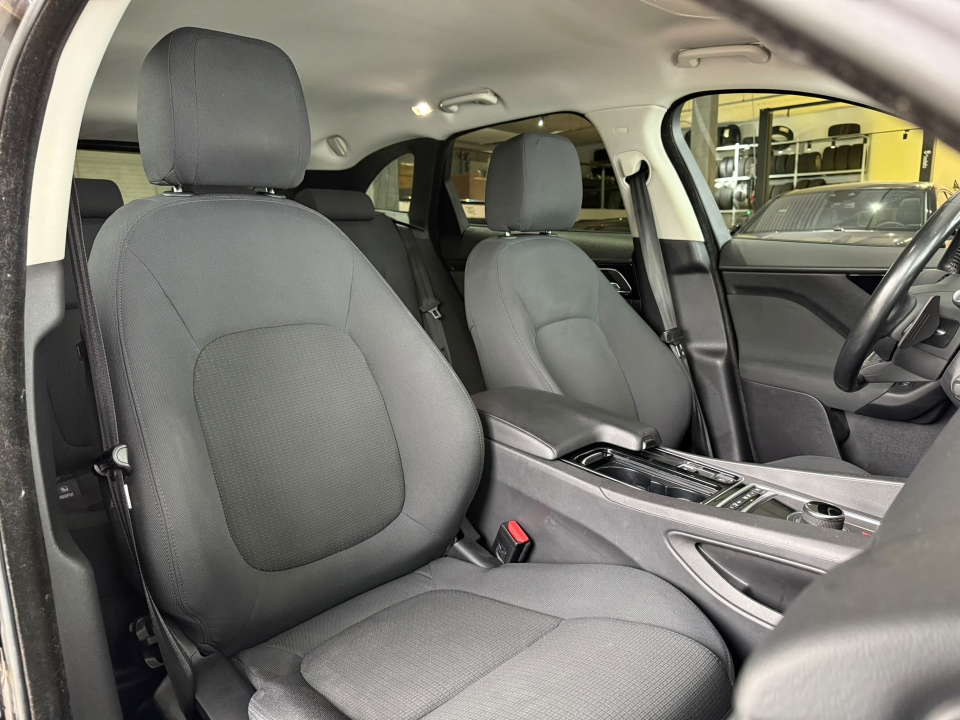 JAGUAR F-Pace 2.0d Pure AWD Automatik-image-11