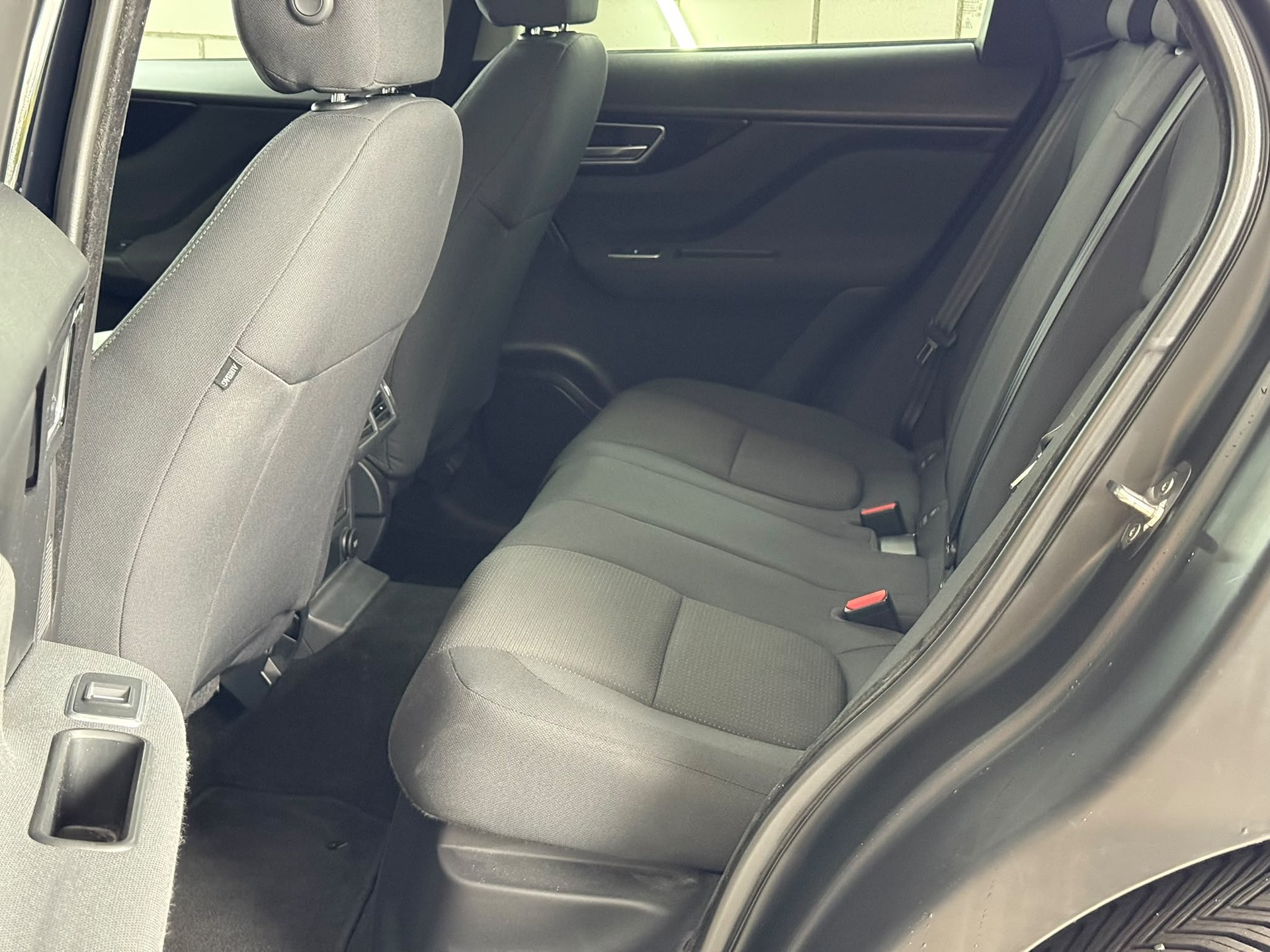 JAGUAR F-Pace 2.0d Pure AWD Automatik-image-12