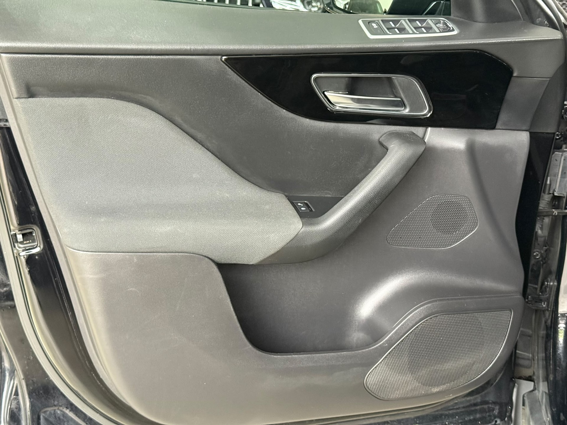 JAGUAR F-Pace 2.0d Pure AWD Automatik-image-5